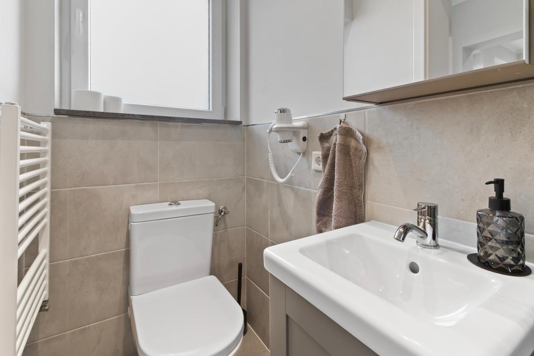 24-7 Living - Modern In With Connection *