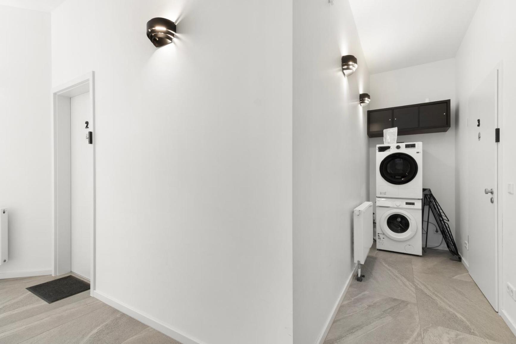 24-7 Living - Modern In With Connection *