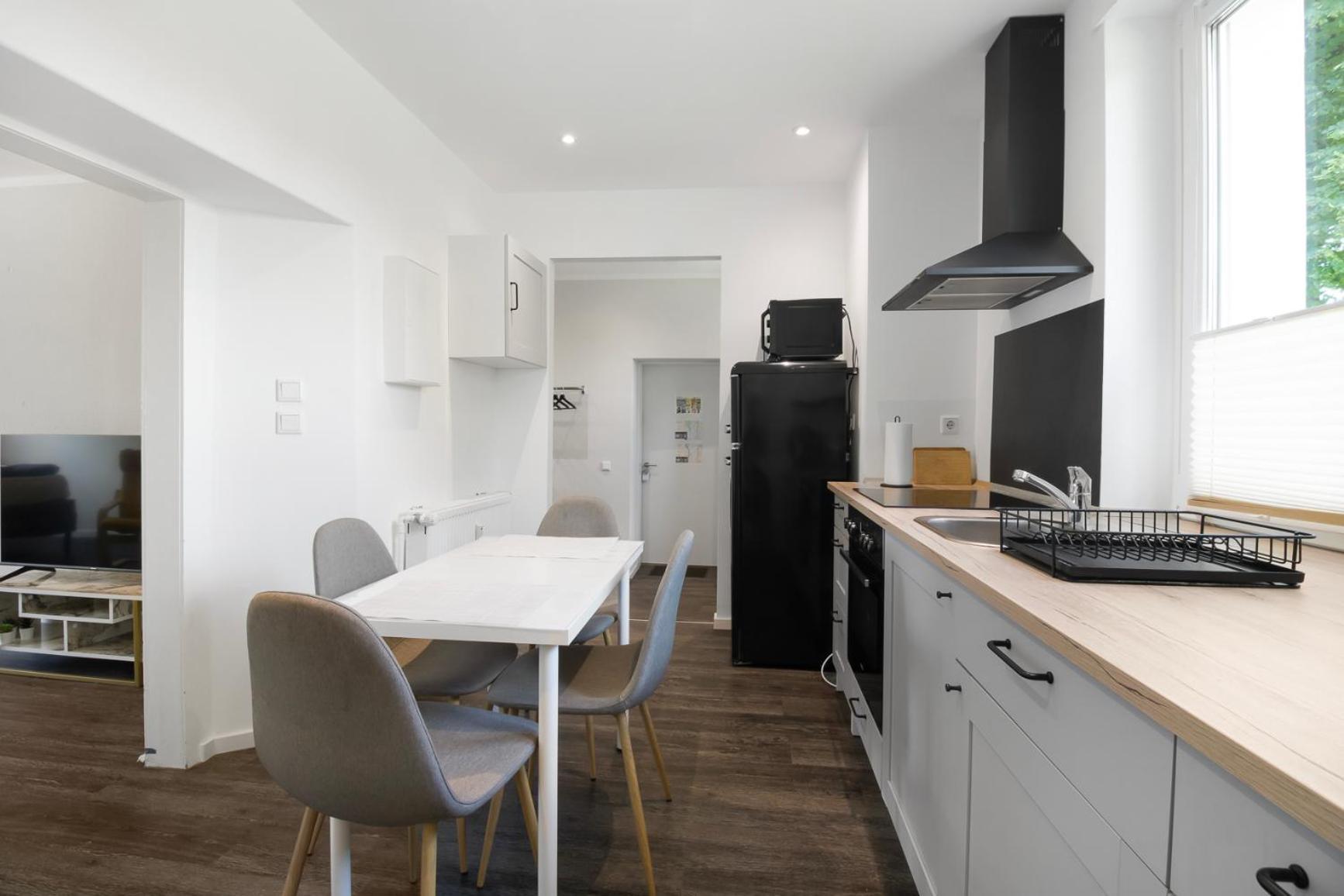 24-7 Living - Modern In With Connection *